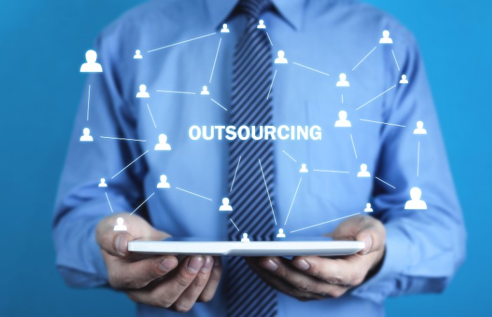 what is the difference between freelancing and outsourcing 01