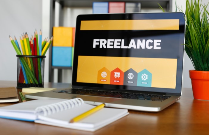 what is the difference between freelancing and outsourcing 02